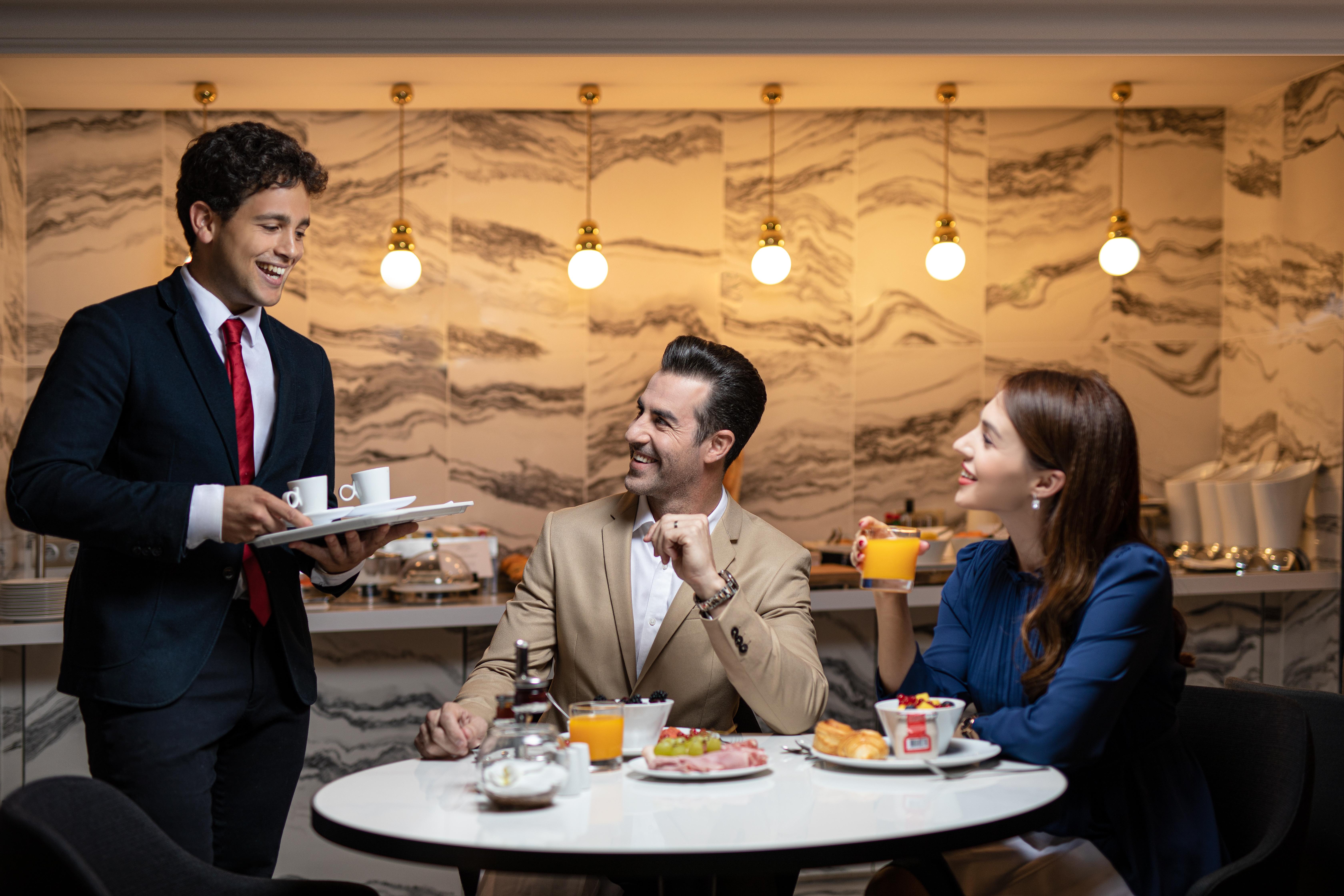 라 클레 샹젤리제 파리 바이 더 크레스트 컬렉션 외부 사진 A butler serving guests at the lounge