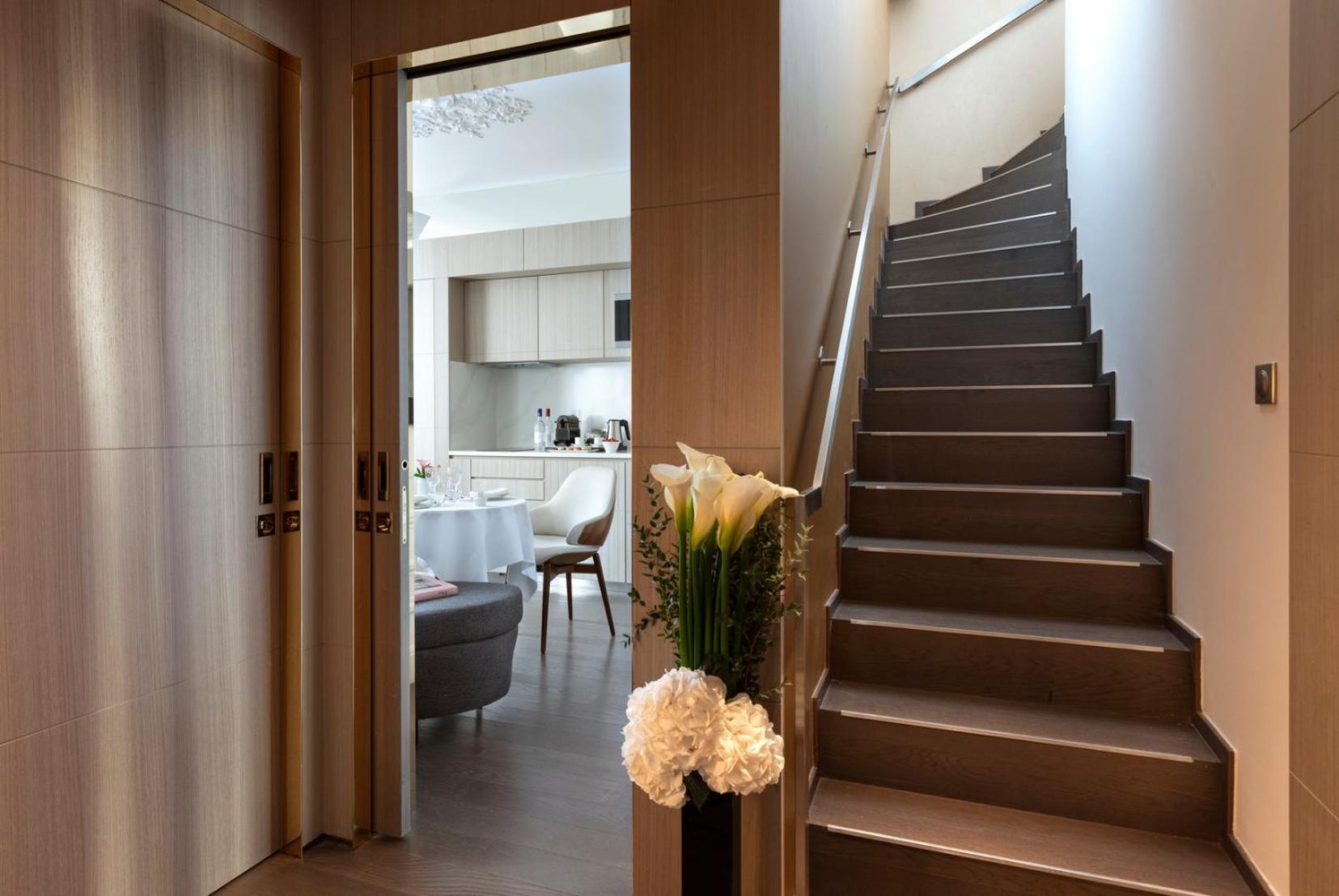 라 클레 샹젤리제 파리 바이 더 크레스트 컬렉션 객실 사진 A staircase in a house